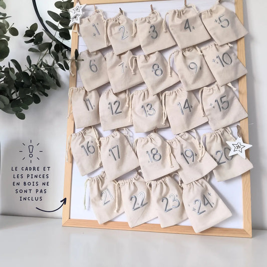 Calendrier de l’avent en tissu accroché sur un cadre en bois, cadre et pinces non inclus