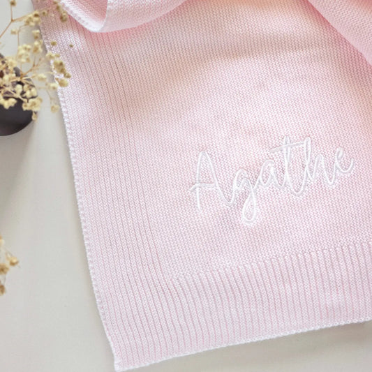 Couverture bébé en maille tricot brodée prénom, autre vue de la couverture