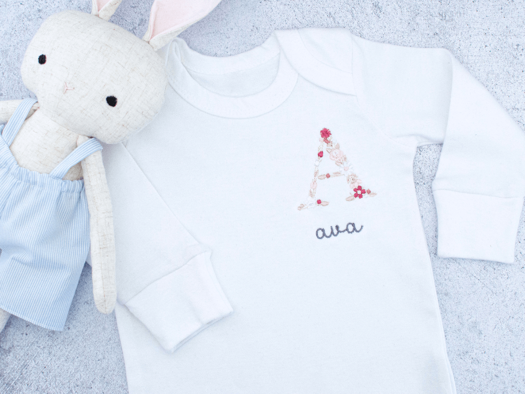 Pyjama bébé brodé personnalisé lettre fleurie