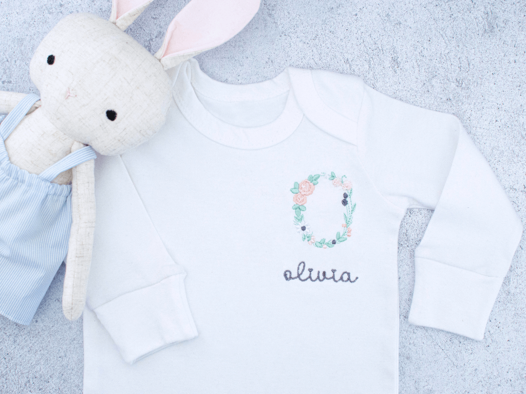 Pyjama bébé brodé personnalisé lettre fleurie 3