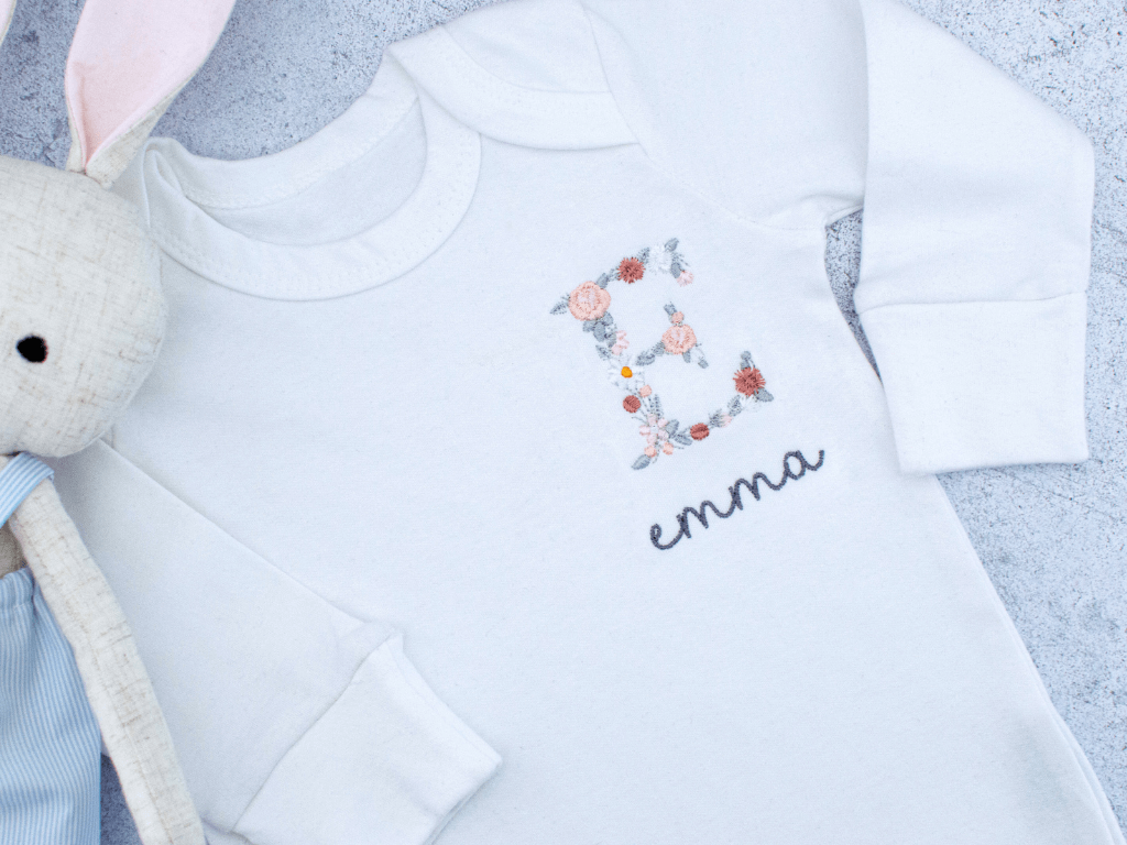Pyjama bébé brodé personnalisé lettre fleurie 2