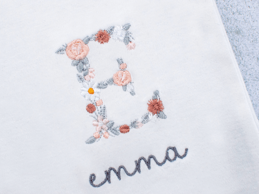 Pyjama bébé brodé personnalisé lettre fleurie vue de près