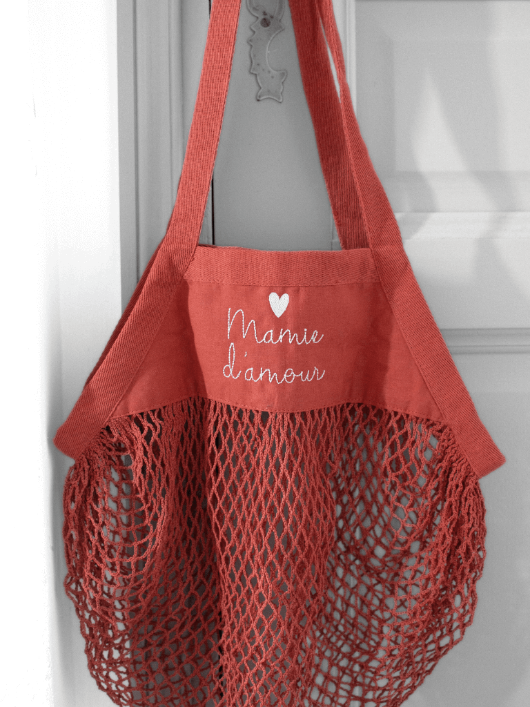 Sac à provision filet brodé mamie d'amour vue de loin