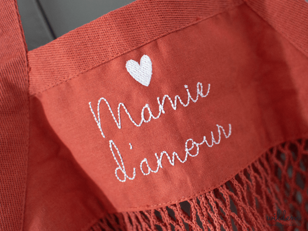 Sac à provision filet brodé mamie d'amour vue de près