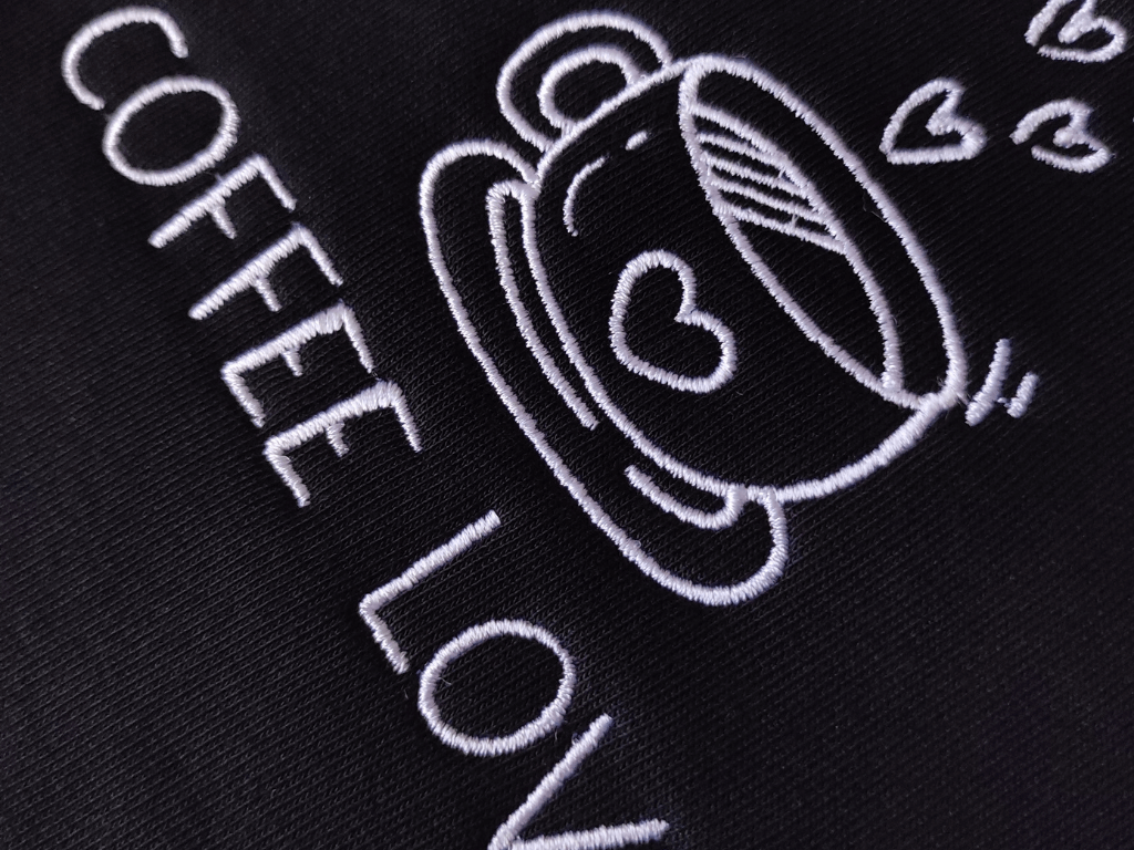 Sweat à capuche brodé coffee lover vue rapprochée