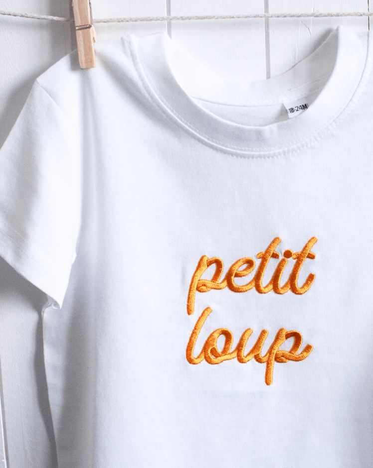 T-shirt brodé à message petit loup vue de près