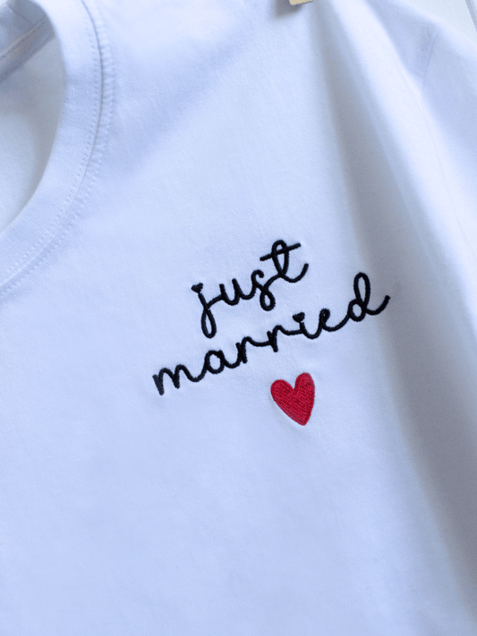 T-shirt brodé just married vue de près