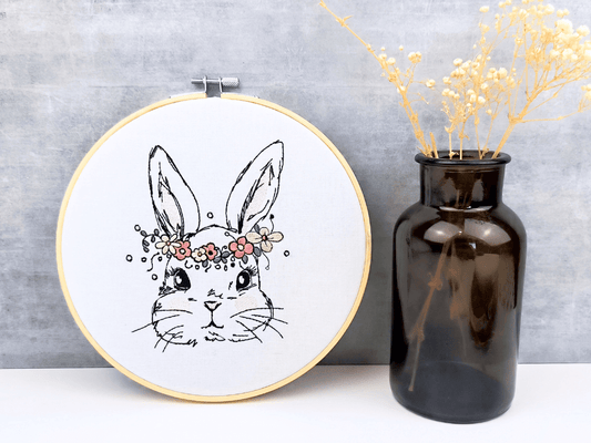Tambourin brodé lapin fleurs
