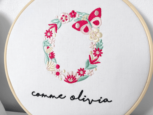 Tambourin brodé lettre papillon vue de près