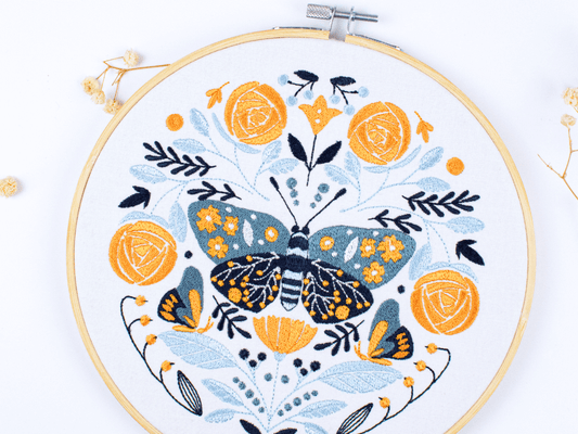 Tambourin brodé papillon et fleurs bleu jaune vue 2