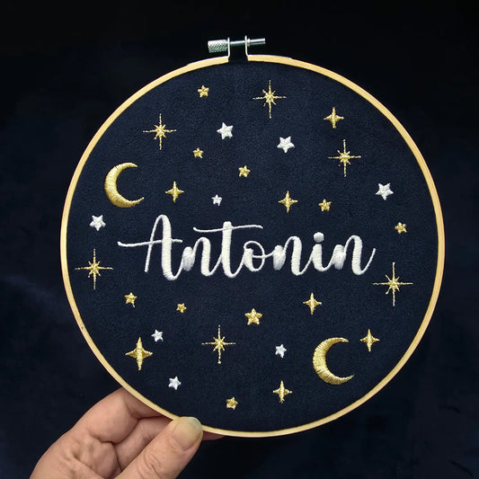 Tambourin brodé cadeau de naissance personnalisé étoiles et lunes