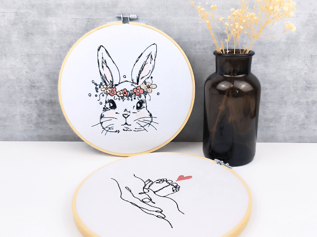 Tambourins brodés lapin fleurs et linea art pieds bébé et mains vue 2