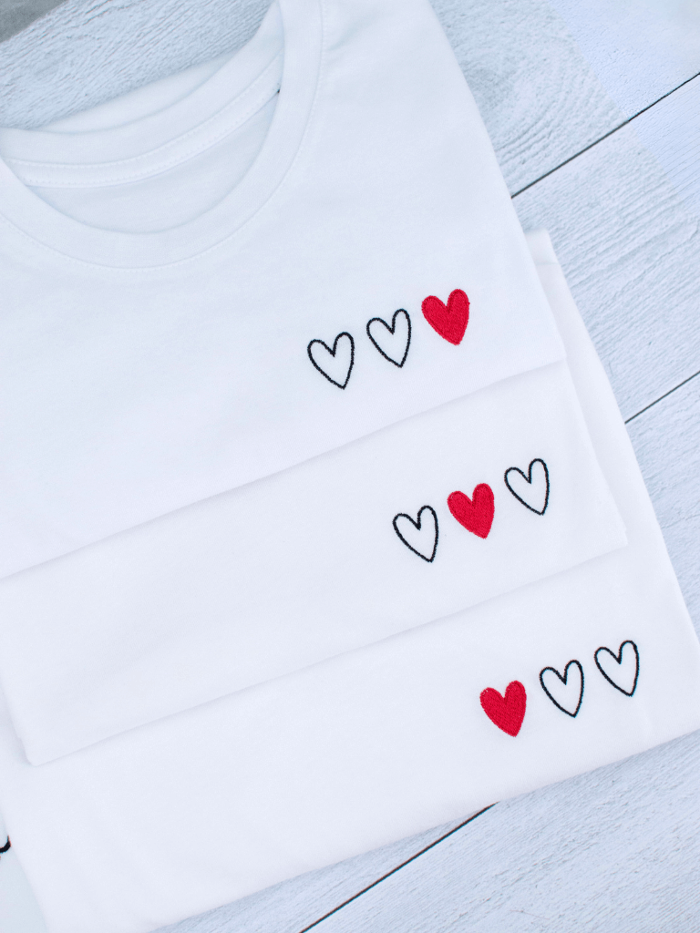 Tee-shirts brodés coeur enfants