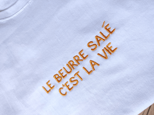 t-shirt brodé beurre salé blanc vue de près