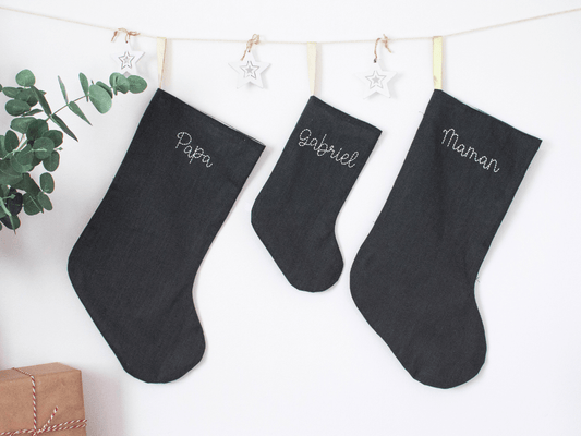 Chaussette de Noël personnalisée en lin vert sapin, brodée au prénom, à remplir de petits cadeaux