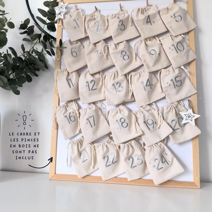 Calendrier de l’avent en tissu accroché sur un cadre en bois, cadre et pinces non inclus