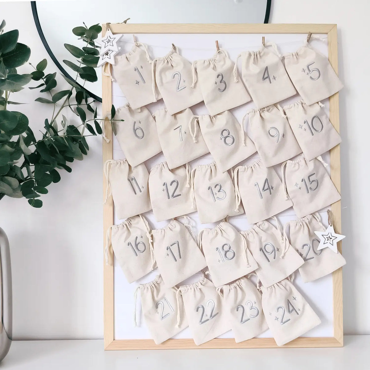 Calendrier de l’avent à remplir : 24 pochons en tissu brodés de 1 à 24