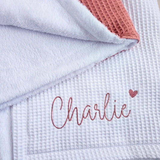 Couverture bébé nid d'abeille blanc brodée Charlie en vieux rose doré, pièce unique en déstockage