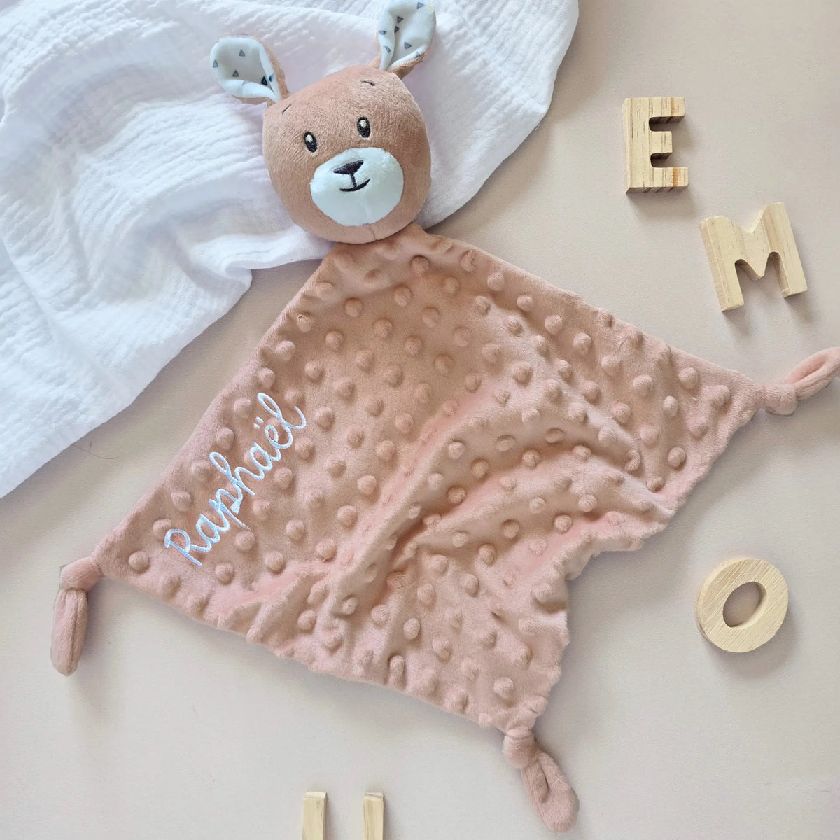 Doudou kangourou beige personnalisé, brodé au prénom Raphaël
