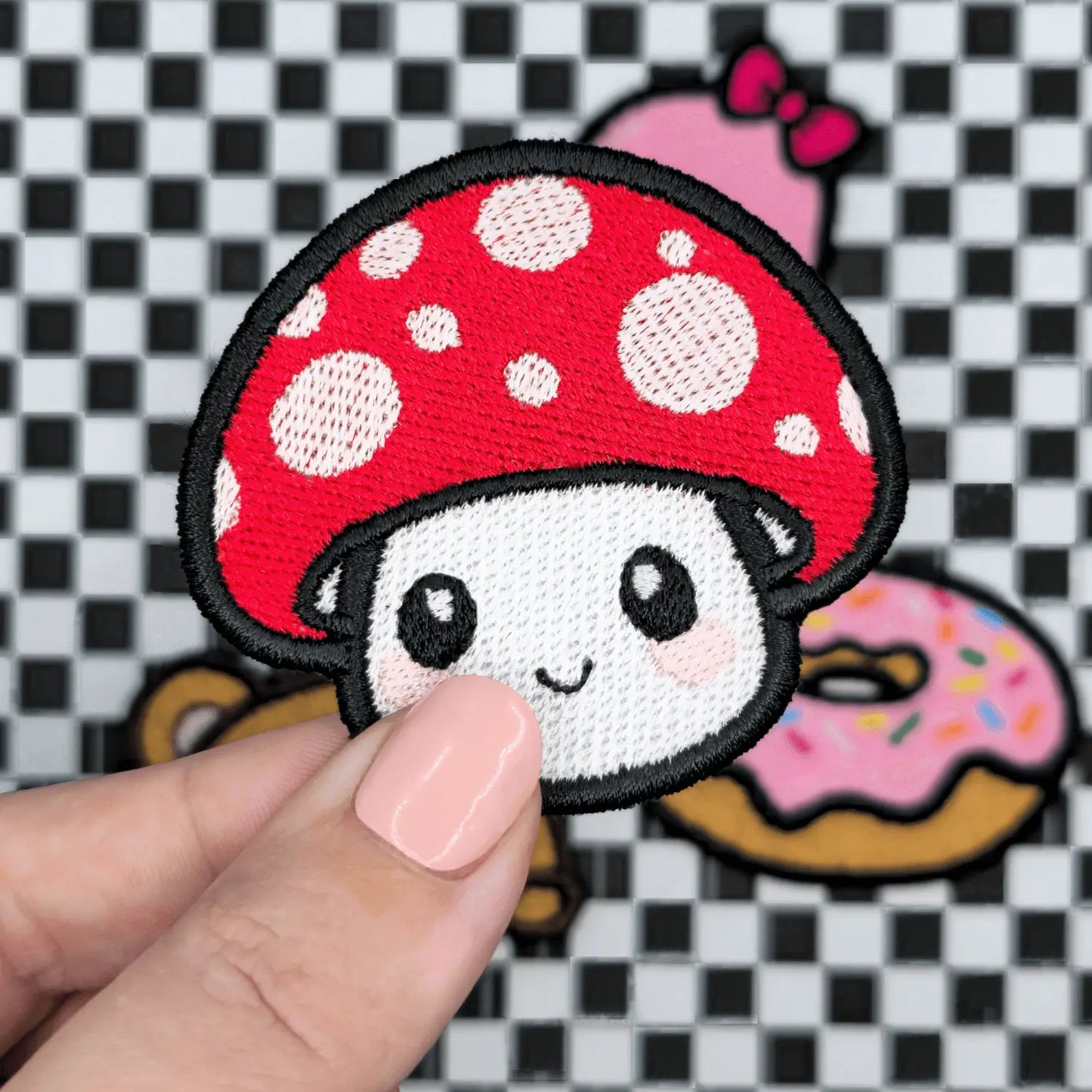 Patch thermocollant brodé en forme de champignon kawaii
