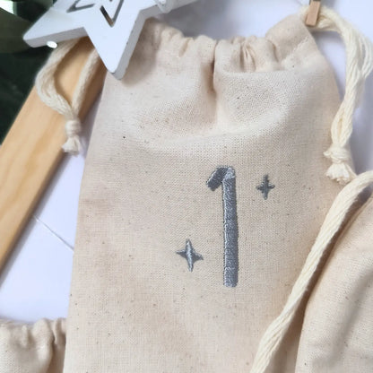 Pochon en coton brodé du chiffre 1 et d’étoiles, fil gris argenté